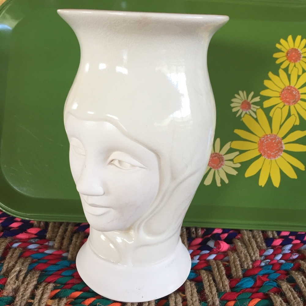 Pretty Face Vase - Picture 3 of 9